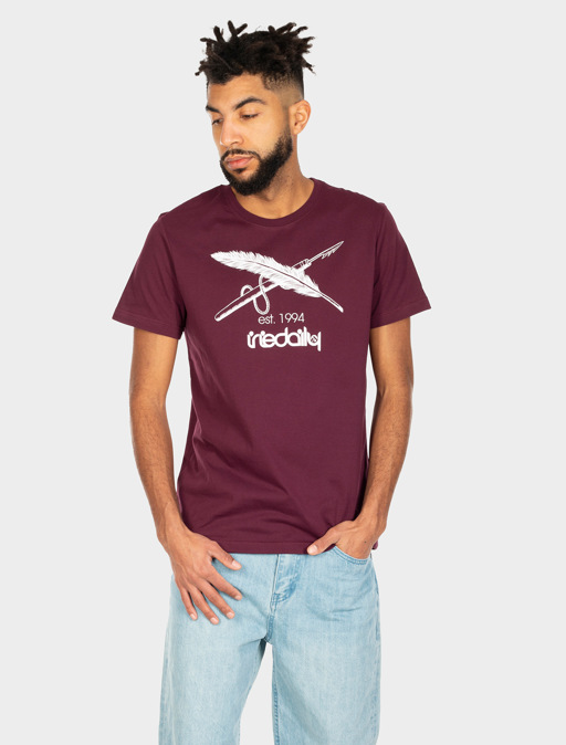 https://www.iriedaily.de/out/pictures/generated/product/7/512/iriedaily-Harpoon-Flag-Tee-red-wine-1156570_235_mood.jpg