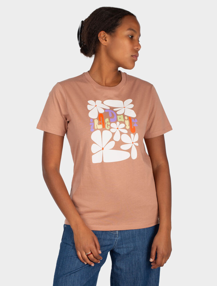 De La Fleur Tee [cedar rose]